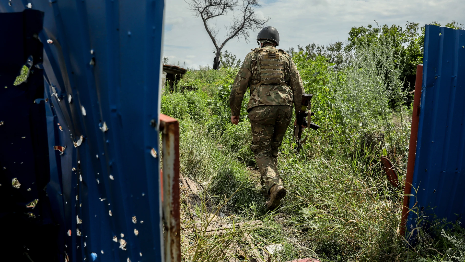 Undisclosed (Ukraine), 14/07/2023.- A Ukrainian serviceman of the 24th Separate Mechanized Brigade named after 'King Danylo' makes his way between positions at an undisclosed location in the Donetsk region, eastern Ukraine, 14 July 2023, amid the Russian invasion. Russian troops entered Ukraine on 24 February 2022 starting a conflict that has provoked destruction and a humanitarian crisis. (Rusia, Ucrania) EFE/EPA/OLEG PETRASYUK
