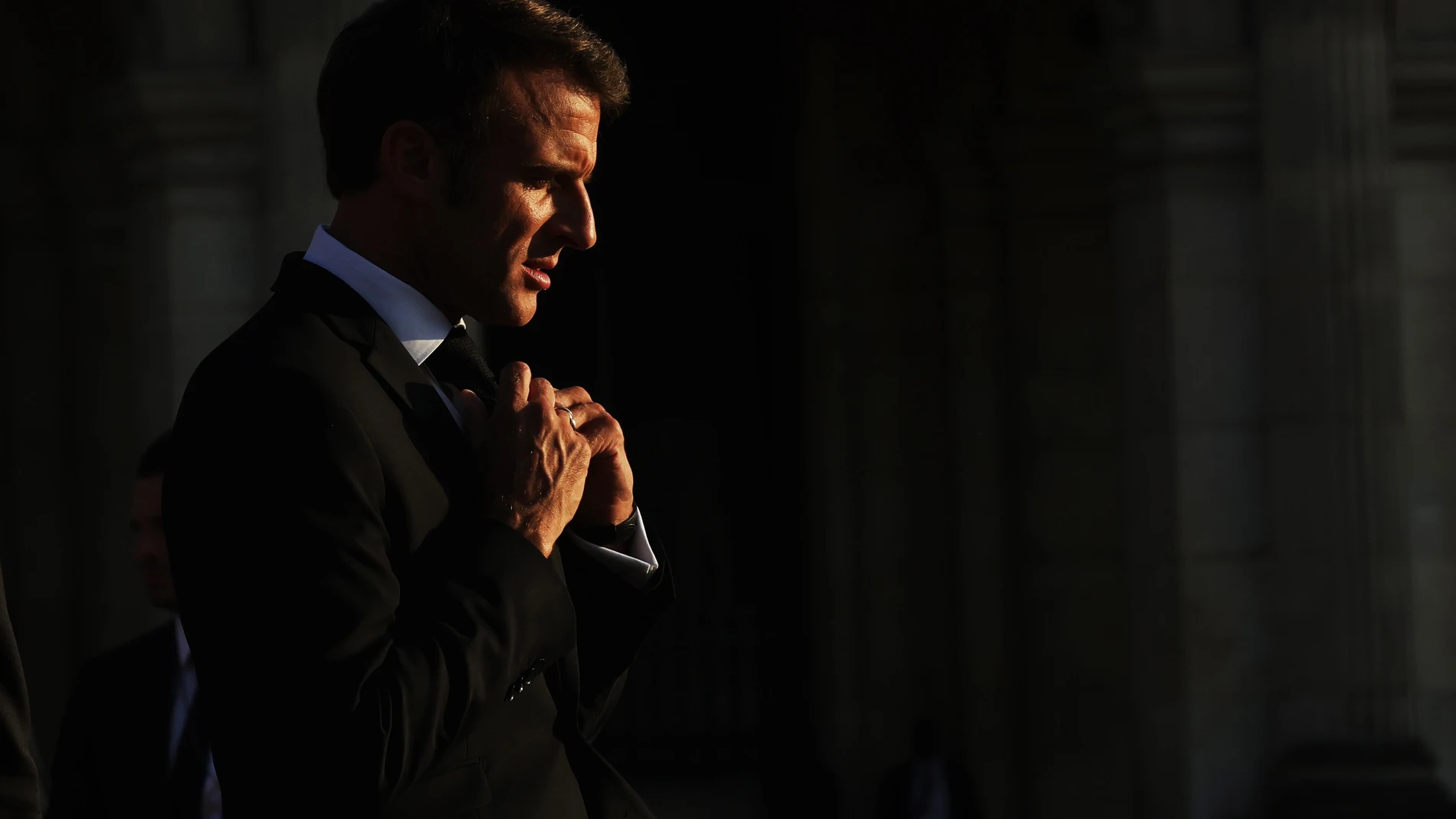 Paris (France), 14/07/2023.- French President Emmanuel Macron waits for the arrival of India's Prime Minister Narendra Modi at Louvre's Museum in Paris, France, 14 July 2023. Indian Prime Minister Modi is finishing a two-day visit to France where he attended the traditional Bastille Day military parade as guest of honor for the 25th anniversary of the strategic partnership between France and India. (Francia) EFE/EPA/TERESA SUAREZ