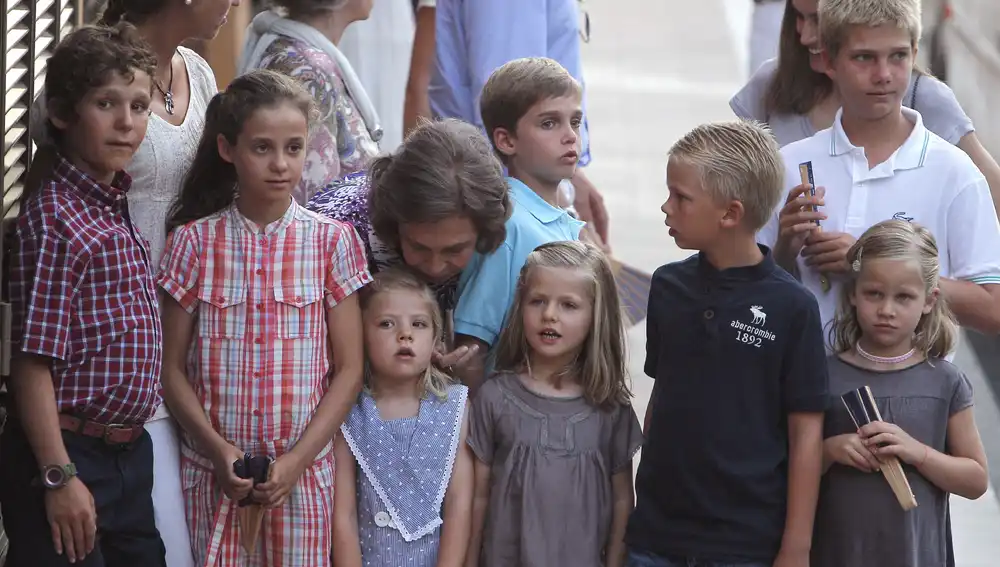 06/08/2011. La reina doña Sofia junto a sus nietos, las infantas Leonor y Sofía, Felipe Juan Froilán y Victoria Federica, Miguel, Irene, Juan Valentín y Pablo, tras la comida a la que han asistido en Palma de Mallorca.