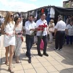 Tudanca recorre el mercadillo de Miranda de Ebro junto a la alcaldesa Aitana Hernando, entre otros