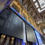 Varios paneles del Ibex 35 en el Palacio de la Bolsa, en Madrid. 