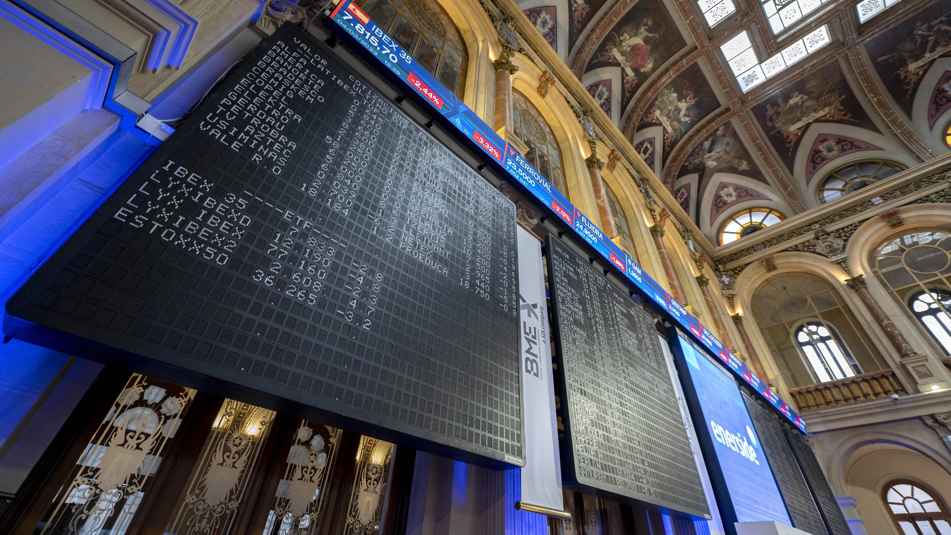 Varios paneles del Ibex 35 en el Palacio de la Bolsa, en Madrid.