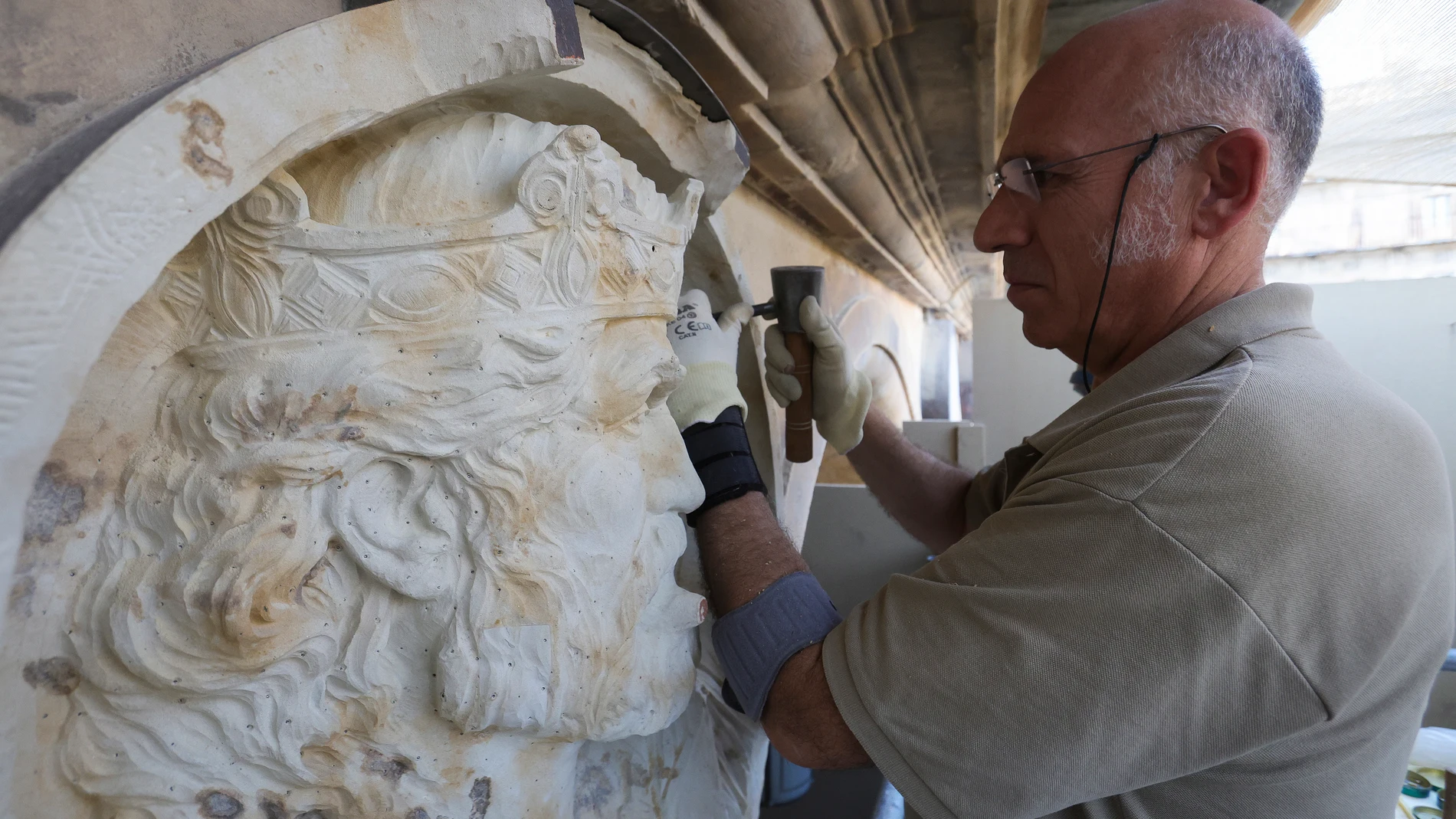 SALAMANCA, 15/07/2023.- Óscar Alvariño es el escultor que realiza el Medallón de Alfonso IX en la plaza Mayor de Salamanca, la nueva efigie que se ha tallado en poco menos de dos meses, la séptima obra de este escultor en la plaza, dedicada al monarca leonés impulsor de la universidad. EFE/J. M. García