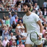 Carlos Alcaraz durante su partido con Djokovic