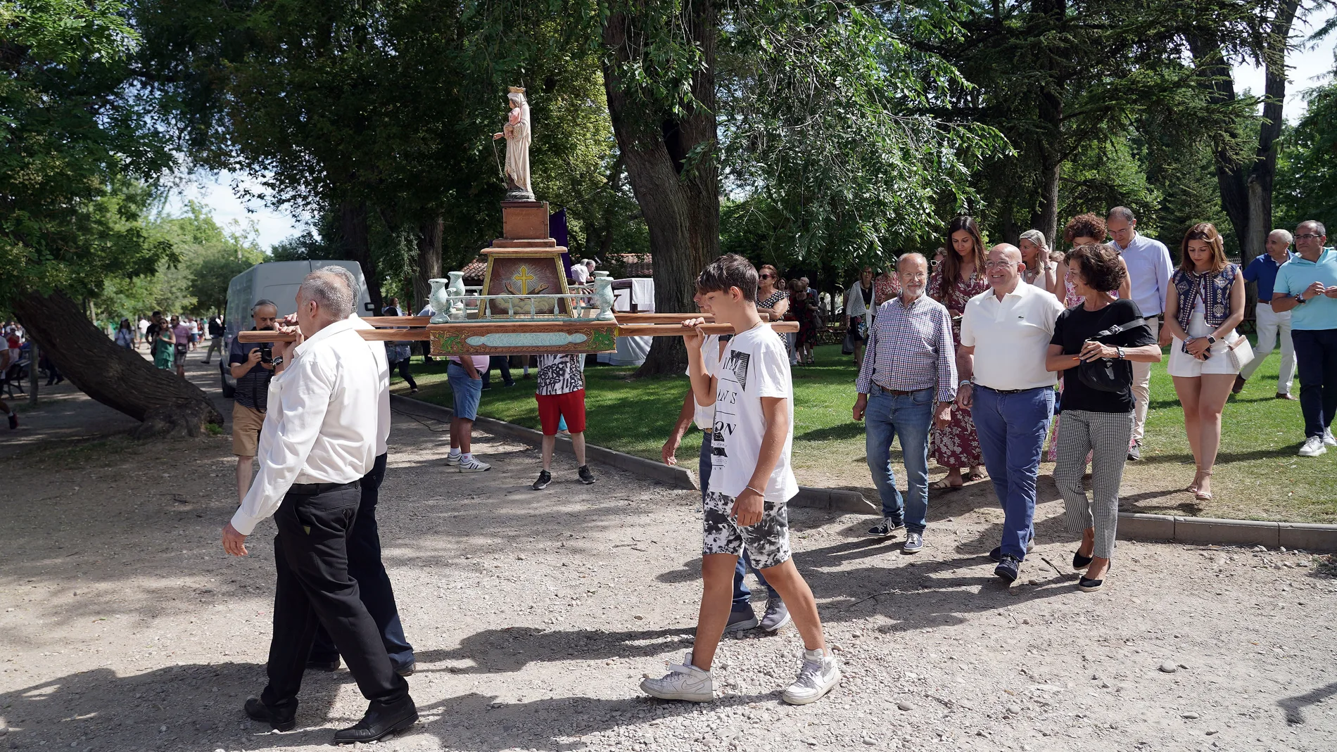carnero junto a De la Riva y Cantalapiedra en la procesión de la Virgen del Carmen