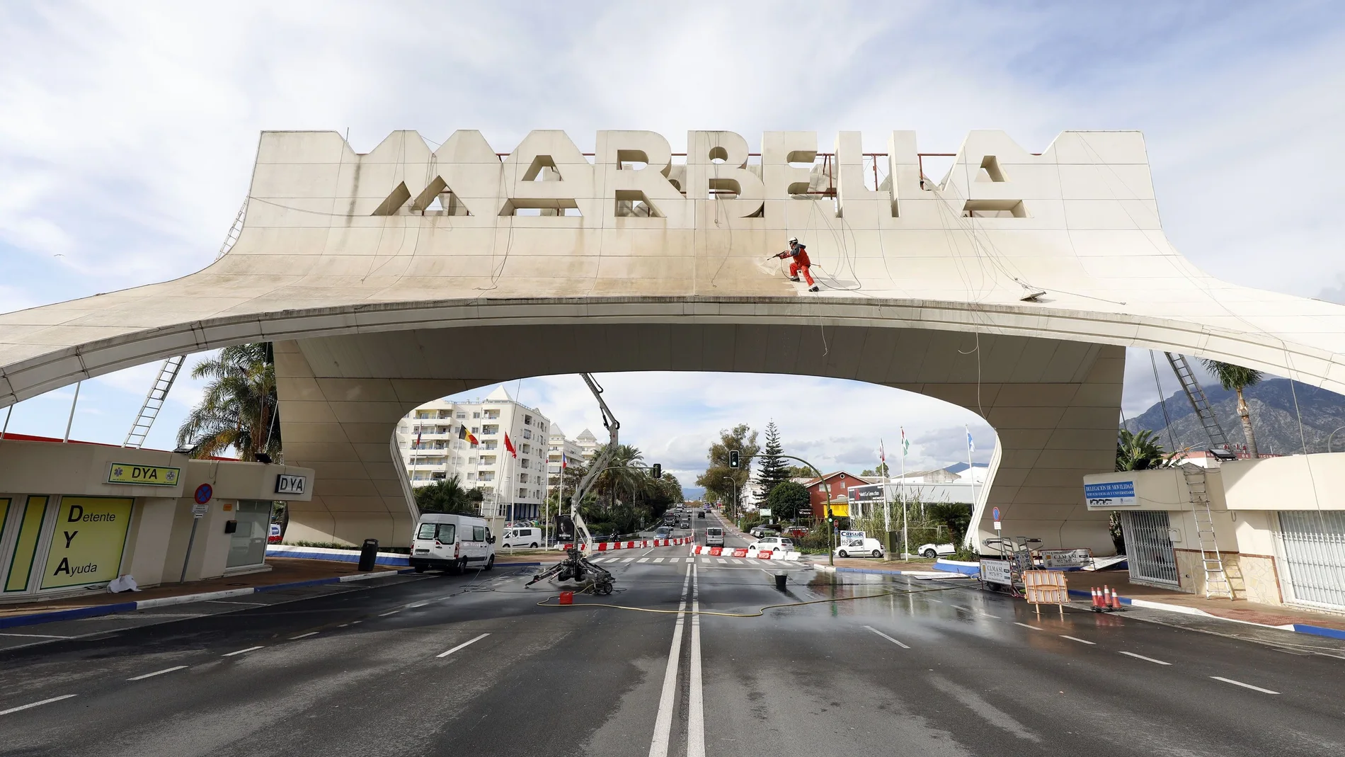 Trabajos de acondicionado en el conocido Arco de Marbella