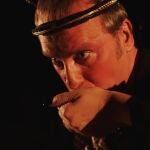 Fernando Cayo protagoniza esta obra en el patio del Teatro Quique San Francisco