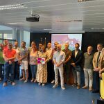 María González Corral junto con los representantes de los municipios