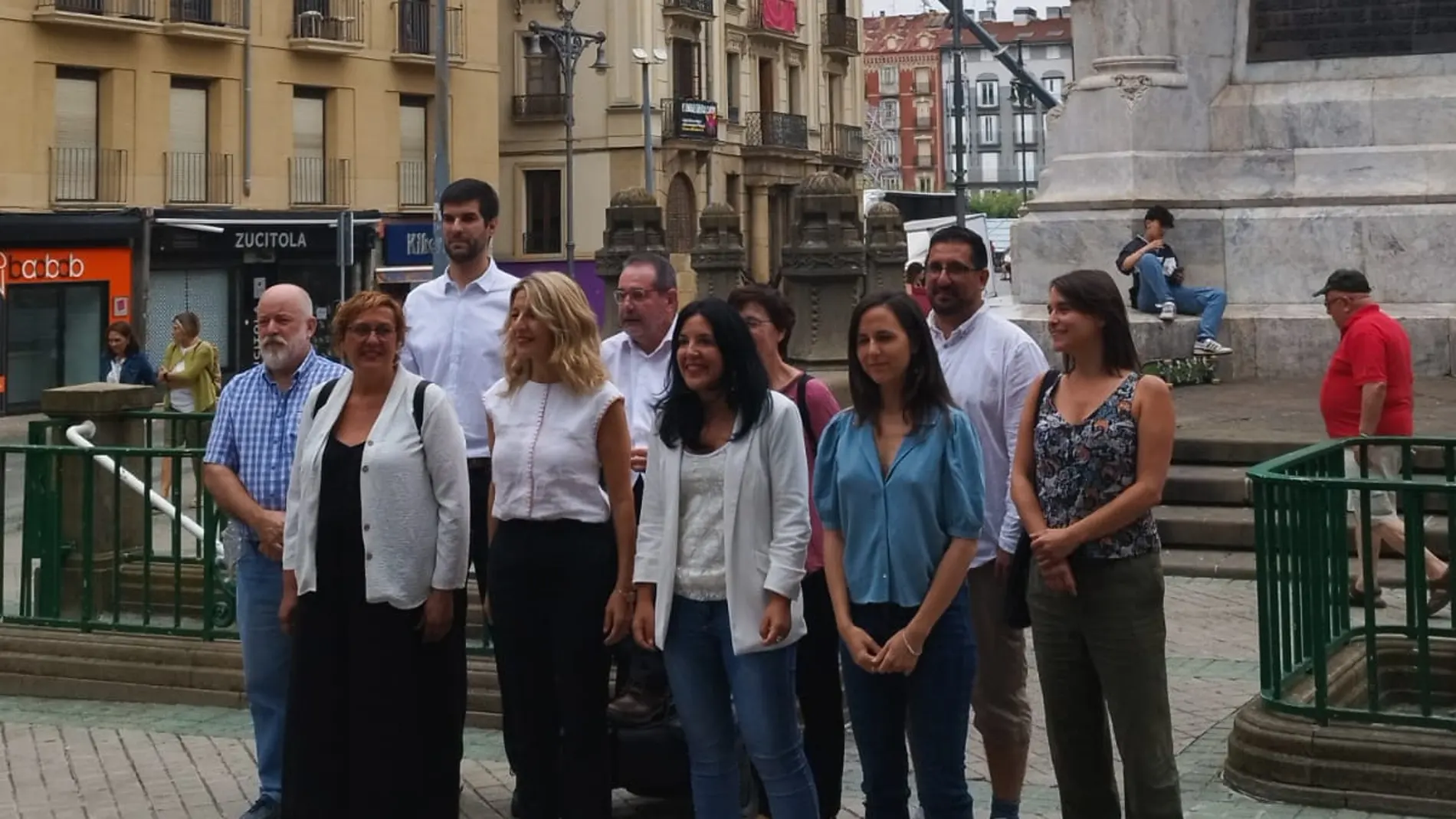 La candidata de Sumar, Yolanda Díaz, junto a Ione Belarra en Pamplona