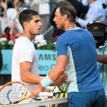 Un joven Carlos Alcaraz, con su ídolo Rafa Nadal