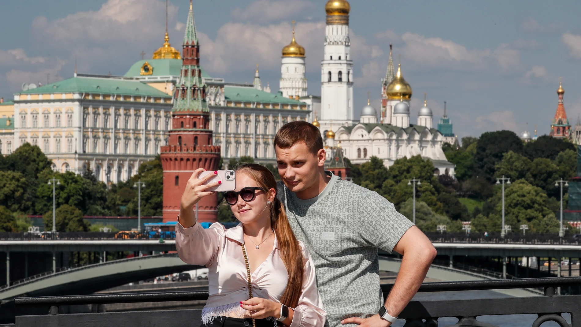 Moscow (Russian Federation), 17/07/2023.- People take a selfie in front of the Kremlin in Moscow, Russia, 17 July 2023. A deal brokered by Turkey and the United Nations to ensure the safe export of grain from Ukrainian ports will expire on 17 July 2023. Arrangements on the export of grain from Ukrainian ports 'Virtually ceased to be valid today, Russia will return to the deal as soon as Moscow's demands are met' Kremlin spokesman Dmitry Peskov said. (Rusia, Turquía, Moscú) EFE/EPA/YURI KOCHET...