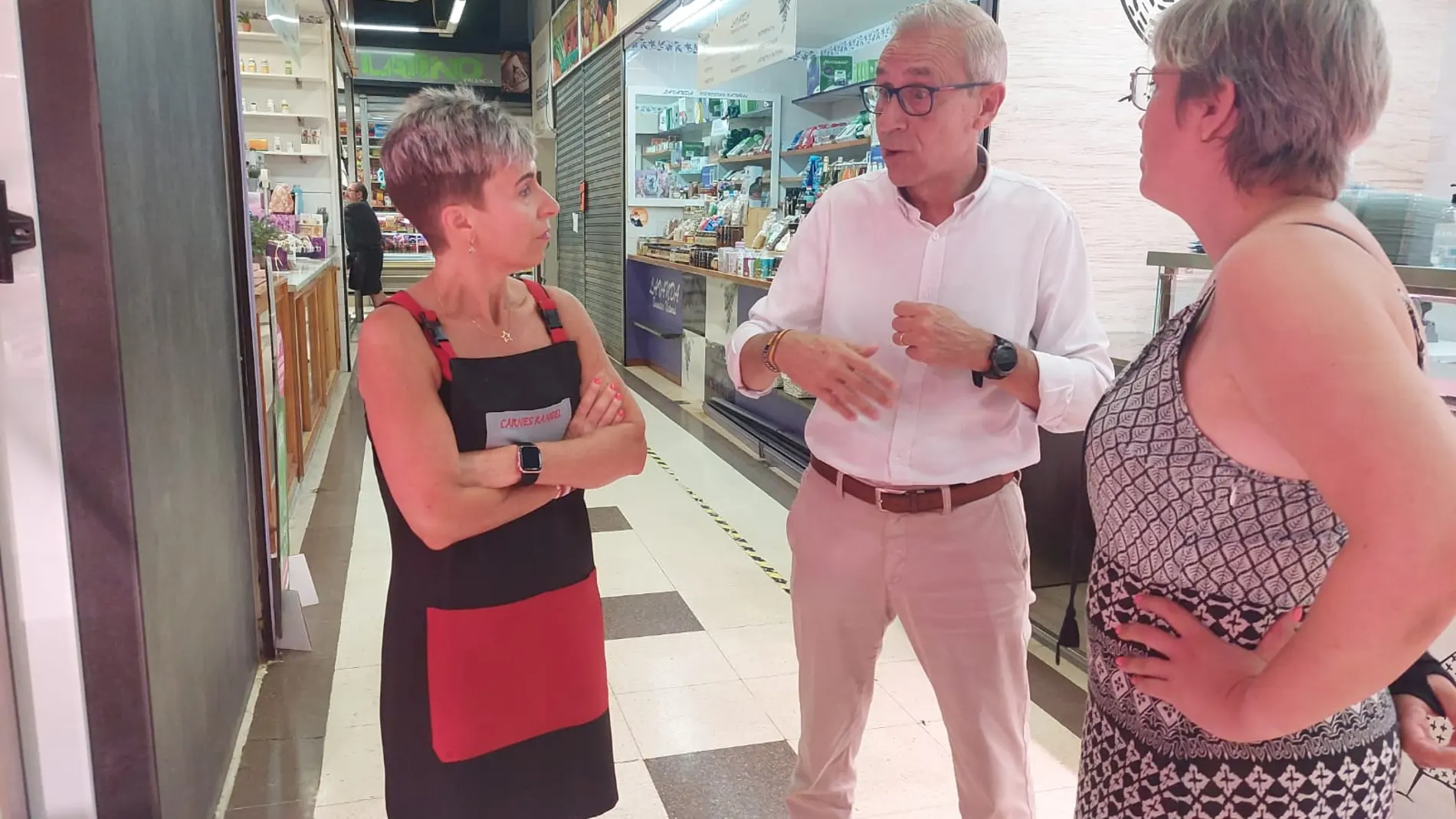 El edil Santiago Ballester charla con vendedoras del mercado de Algirós