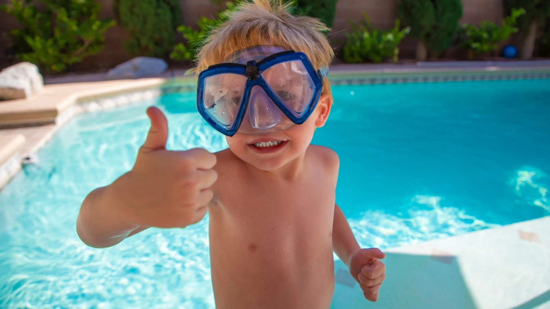 Un trágico incidente ocurrió en Molina de Segura, Murcia, donde un niño de 4 años falleció a causa de un síndrome de inmersión. El pequeño fue rescatado de una piscina en la urbanización de Altorreal, pero a pesar de los esfuerzos de los servicios de emergencia y el personal sanitario, no se pudo salvar su vida. Lamentablemente, este no es un caso aislado, ya que en semanas anteriores también se reportaron fallecimientos debido a este síndrome, incluyendo a un joven de 17 años en la playa de ...