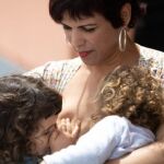 Teresa Rodríguez amamantando a sus hijas