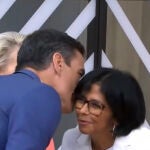 Sánchez da dos besos a Delcy Rodríguez en su visita durante la cumbre de la UE-Celac