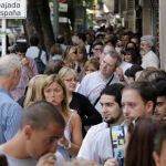 Argentinos realizan una fila en el Consulado de España en Buenos Aires para tramitar la ciudadanía de ese país hoy, martes 27 de diciembre de 2011, cuando finaliza la llamada ley de Memoria Histórica promulgada en España en 2008. En los últimos tres años, unos 100.000 argentinos nietos de emigrantes han gestionado la ciudadanía española y la mayoría la obtuvieron, informaron fuentes consulares en la capital argentina.
