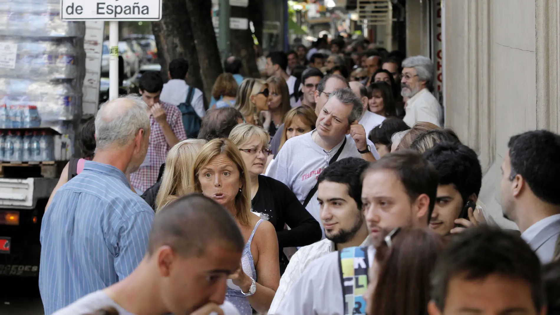 Argentinos realizan una fila en el Consulado de España en Buenos Aires para tramitar la ciudadanía de ese país hoy, martes 27 de diciembre de 2011, cuando finaliza la llamada ley de Memoria Histórica promulgada en España en 2008. En los últimos tres años, unos 100.000 argentinos nietos de emigrantes han gestionado la ciudadanía española y la mayoría la obtuvieron, informaron fuentes consulares en la capital argentina.