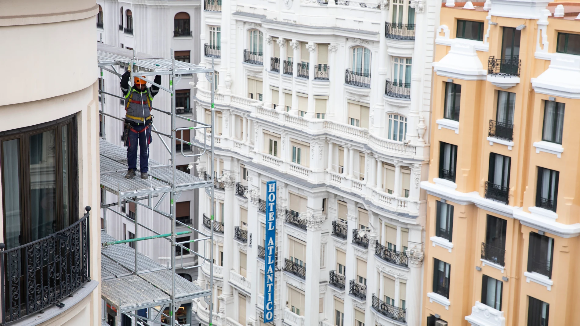 Un operario de obras, en pleno centro de Madrid
