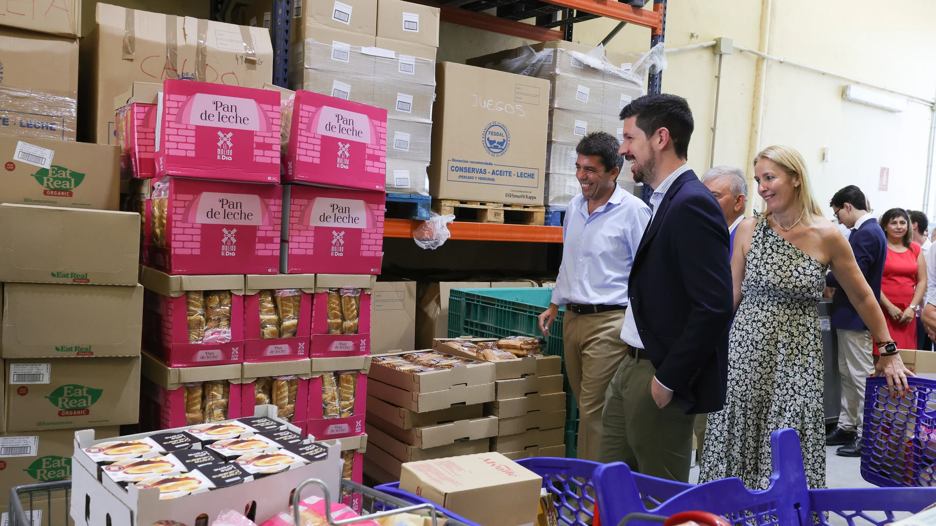 El presidente de la Generalitat valenciana, Carlos Mazón, ayer durante su visita al Banco de Alimentos
