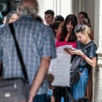 Un grupo de personas hace fila frente al consulado español, el pasado febrero en Buenos Aires