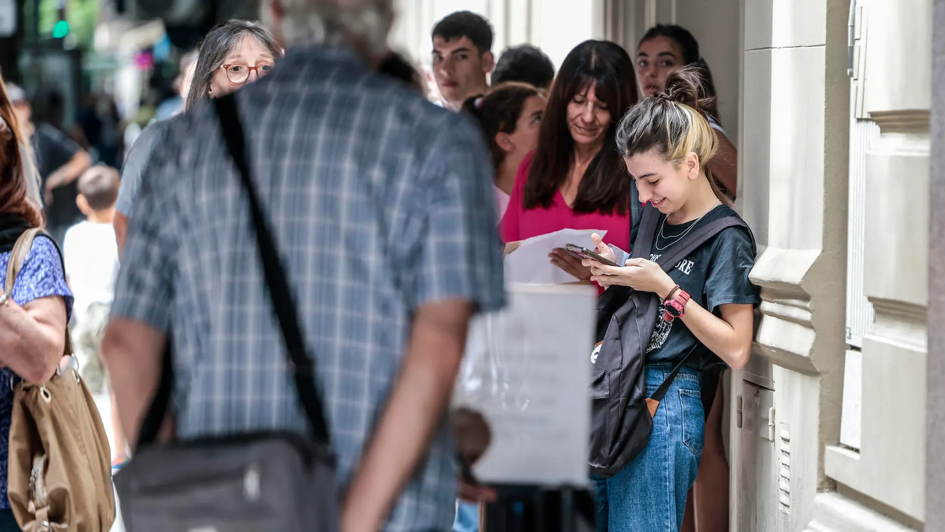 Un grupo de personas hace fila frente al consulado español, el pasado febrero en Buenos Aires