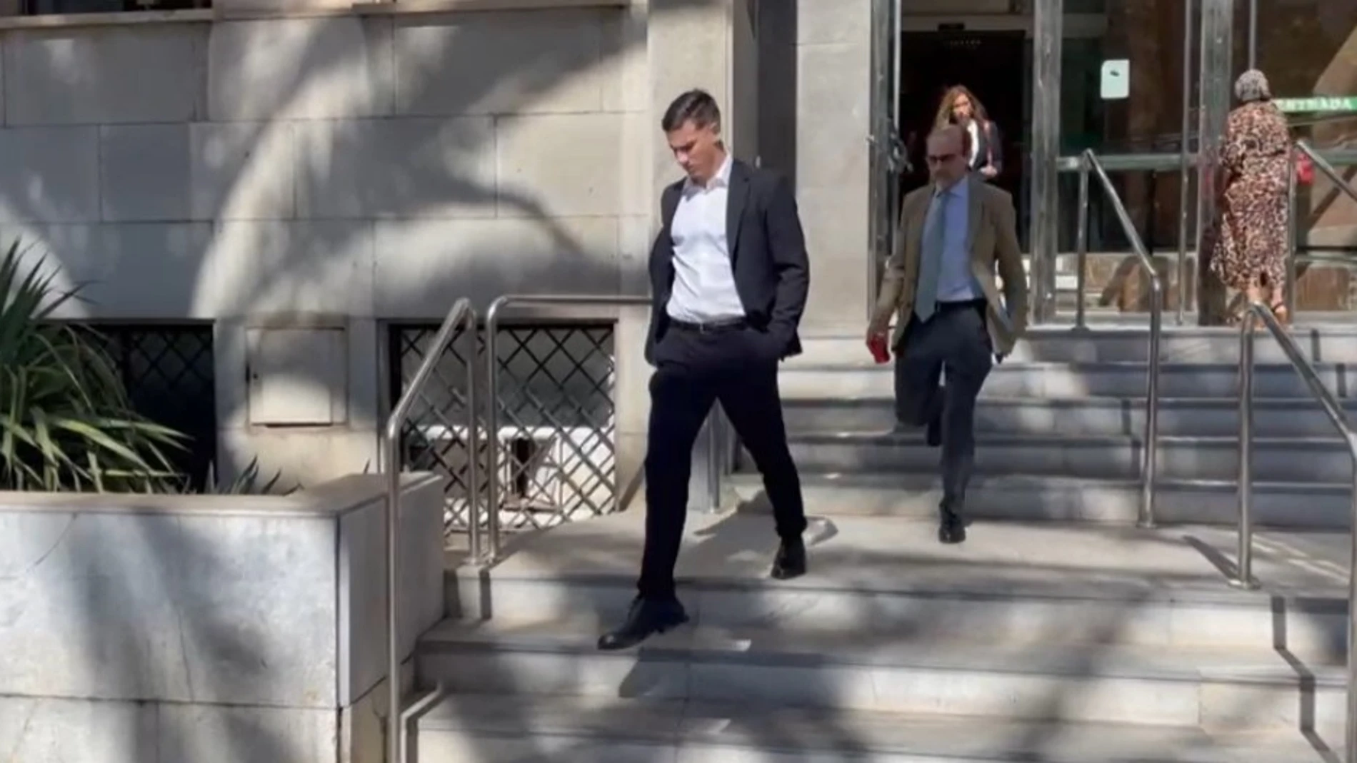 Santi Mina saliendo del juzgado