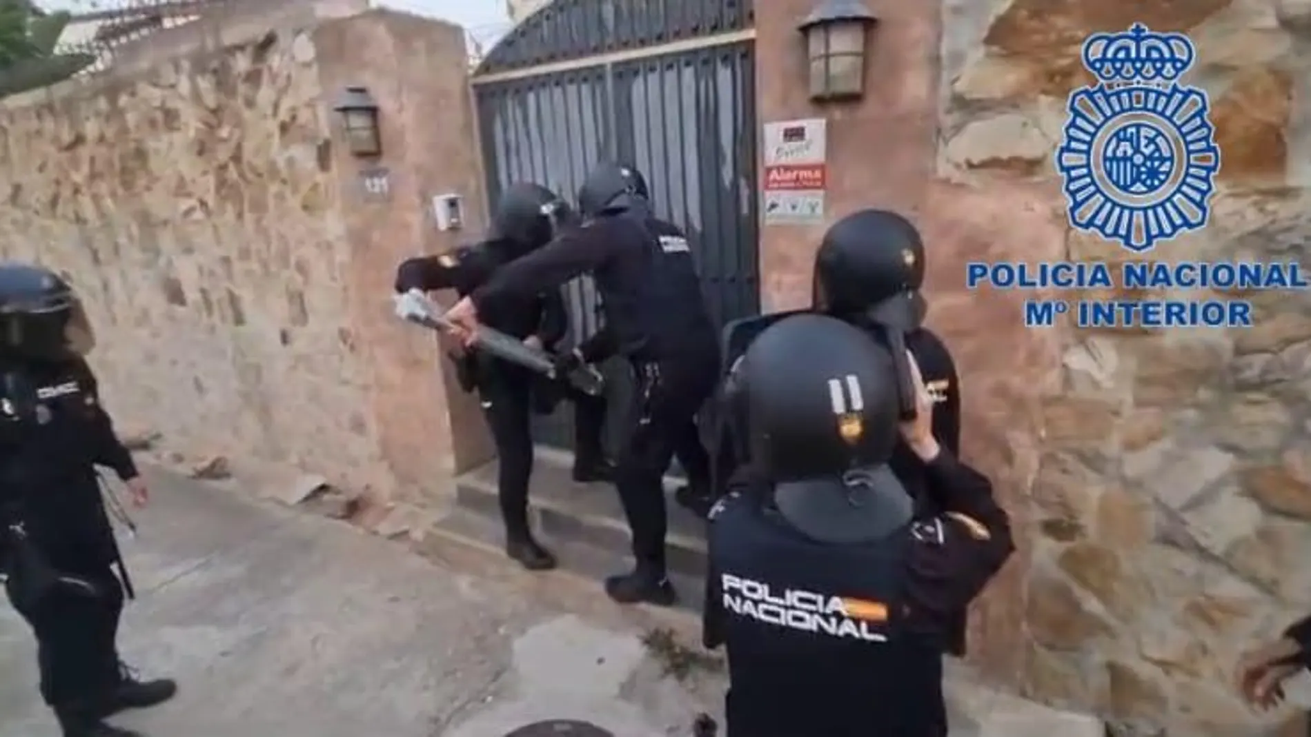 CA01. ALGECIRAS (CÁDIZ), 19/07/2023.-La Policía Nacional durante la operación contra una red con fines de explotación sexual en la que han sido detenidas 19 personas en la comarca gaditana del Campo de Gibraltar acusadas de pertenecer a esta organización, en la que han sido liberadas veinte víctimas. EFE/Policía Nacional </picture><figcaption><b>Imagen de la operación policial</b><span>.</span><span>Agencia EFE</span></figcaption></figure></div></header></div><div class=