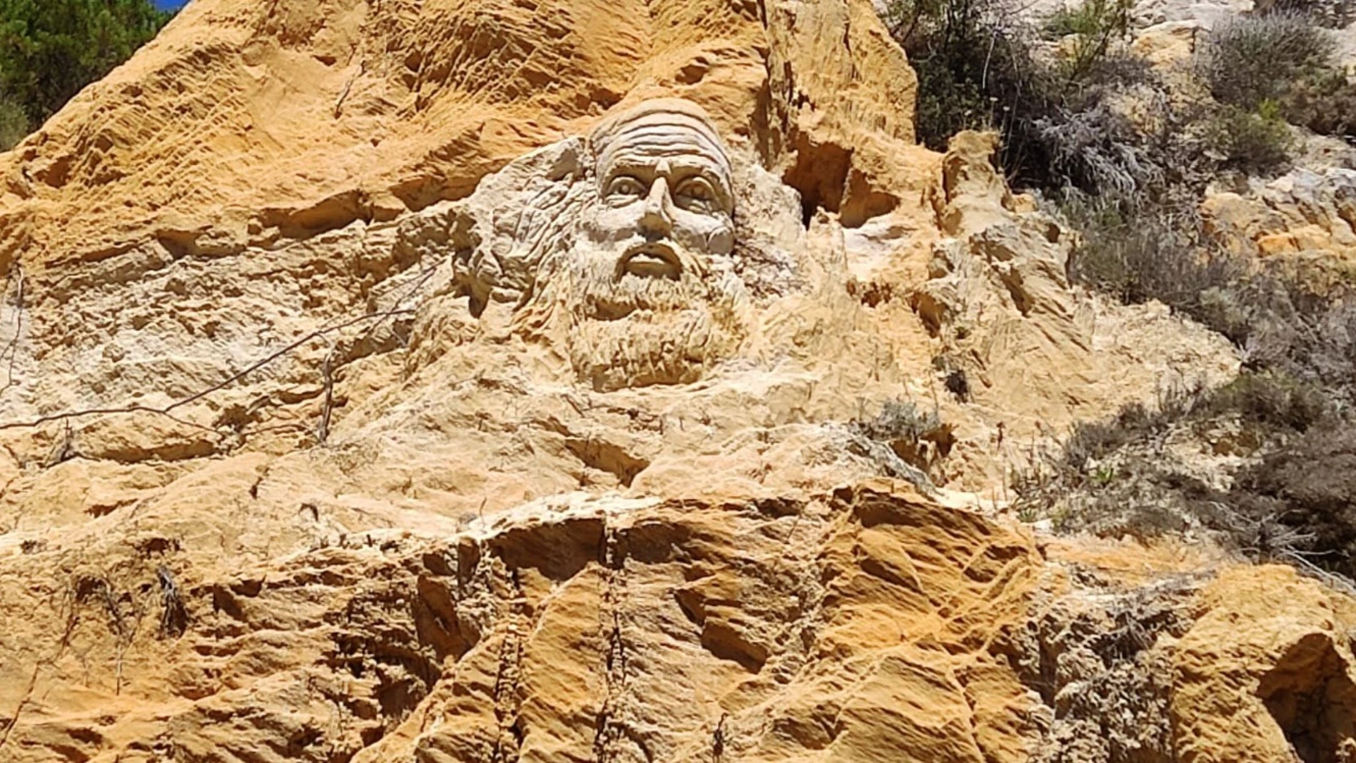 Escultura en la Playa de Rompeculos