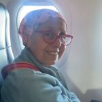 Un piloto sorprende a una pasajera por su valiente lucha contra el cáncer