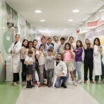 La pieza integra a pacientes, médicos y artistas profesionales