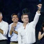 Estaban González, Carlos Mazón, Núñez Feijóo y Belén Hoyo en el mitin central de campaña en Valencia
