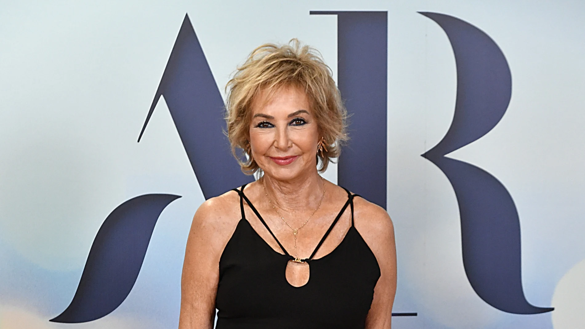 Ana Rosa Quintana con vestido negro.