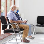 Ancianos esperando en una sala de espera