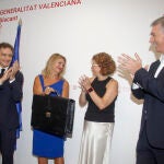 Nuria Montes recibe la cartera de la Conselleria de Innovación, Industria, Comercio y Turismo de manos de sus antecesores en el cargo.