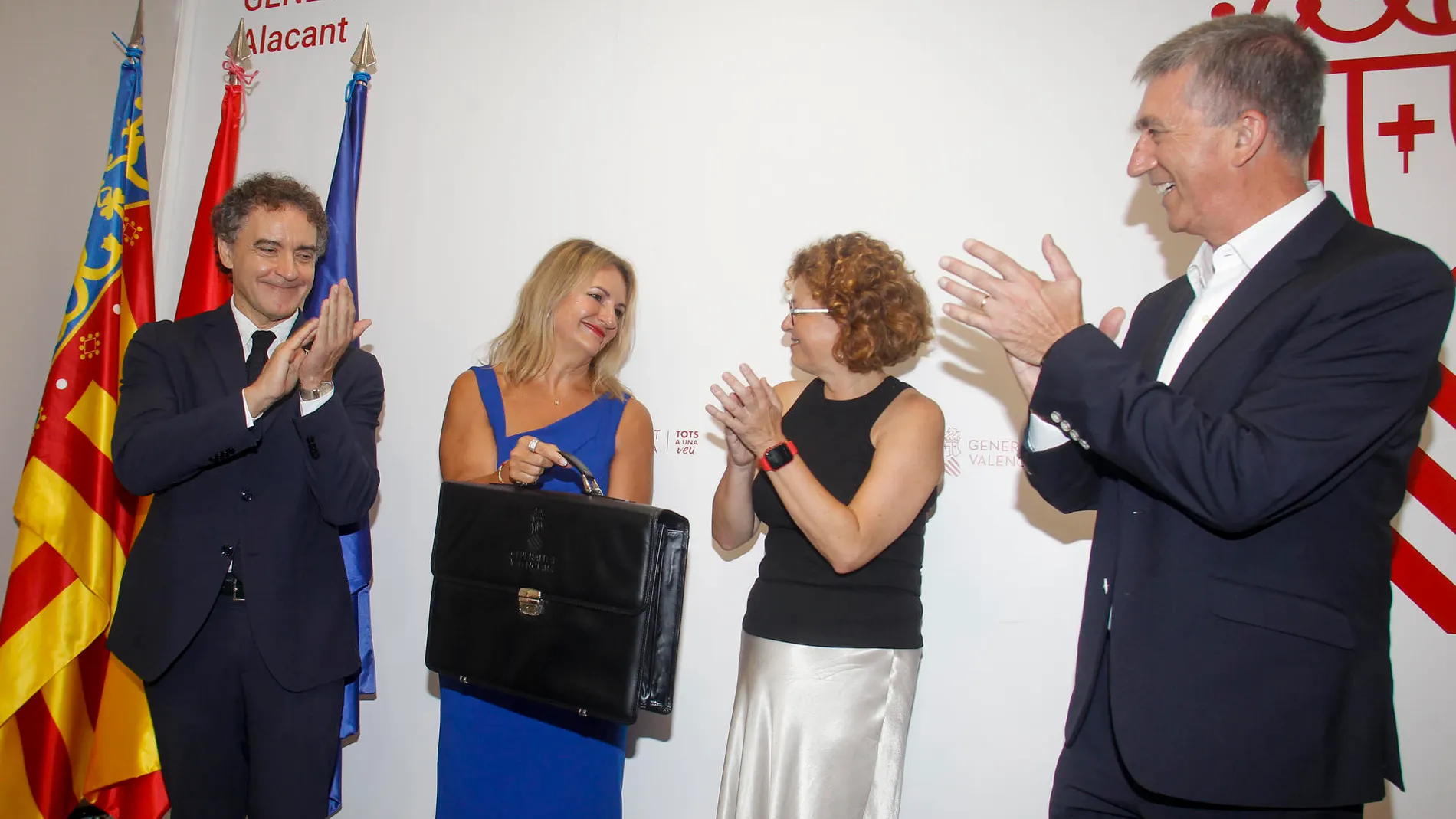 Nuria Montes recibe la cartera de la Conselleria de Innovación, Industria, Comercio y Turismo de manos de sus antecesores en el cargo.