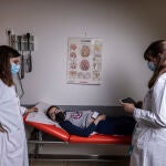 Daniel, con las doctoras Mª Concepción Miranda y Beatriz De la Casa durante una revisión