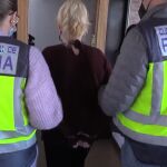 La detenida, escoltada por agentes de la Policía Nacional