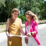 La alcaldesa, Paloma Tejero, y la concejal de Urbanismo, Miriam Picazo, en la parcela visitada hoy