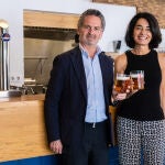 Alfonso Calderón, director comercial de Iberdrola; y Carmen Ponce, directora de Relaciones Corporativas y Sostenibilidad de Heineken España