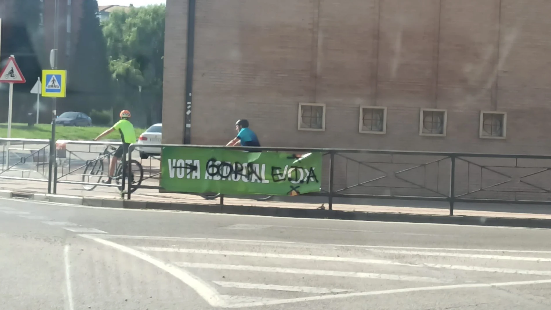 Cartel electoral de Vox en Burgos, con la pintada de "Gora ETA"