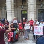 Concentración en la puerta de los juzgados donde la plataforma Barrios Hartos ha presentado un escrito para exigir que se llegue "al fondo de la cuestión" de los cortes de luz. BARRIOS HARTOS