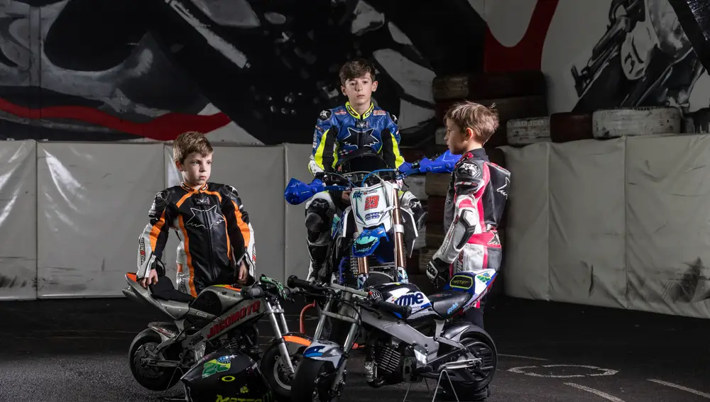 Manuel, Mateo y Mateo, junto a sus motos