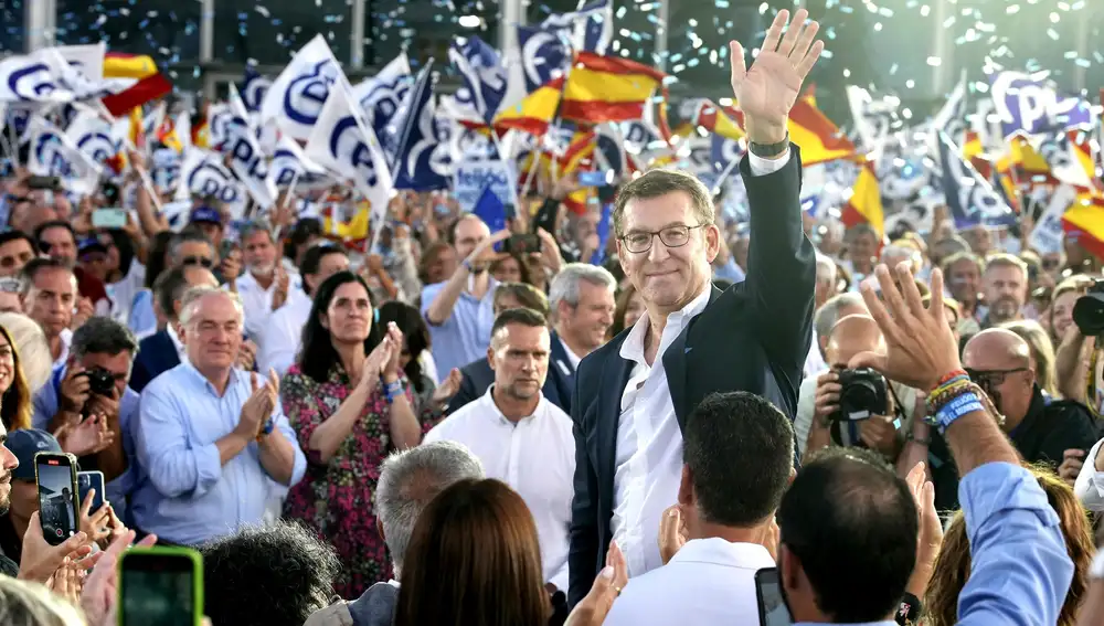 El líder del Partido Popular y candidato a la Presidencia del Gobierno, Alberto Núñez Feijóo, durante el acto de cierre de campaña del PP, a 21 de julio de 2023, en A Coruña, Galicia (España). Este es el último acto de la campaña electoral del PP de cara a las elecciones generales del próximo domingo 23 de julio. Los líderes del PSOE, de Vox y de Sumar, han coincidido en la elección de Madrid para el último acto de campaña, sin embargo Feijóo ha estado presente en Málaga por la mañana y en A Coruña,.