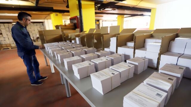 Un empleado de la Delegación del Gobierno prepara las papeletas Un empleado de la Delegación del Gobierno prepara las papeletas