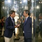 El presidente de la Generalitat, Carlos Mazón, habla con el vicepresidente Vicente Barrera antes del primer pleno del Consell