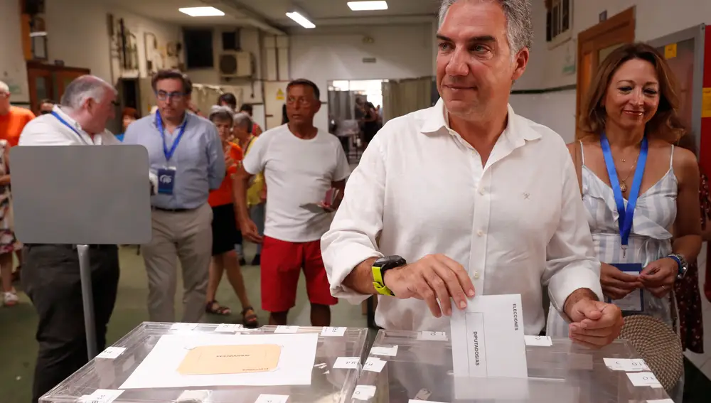 Bendodo (PP) vota con la sensación de que "soplan vientos de cambio"