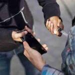 Imagen del robo violento de un móvil 