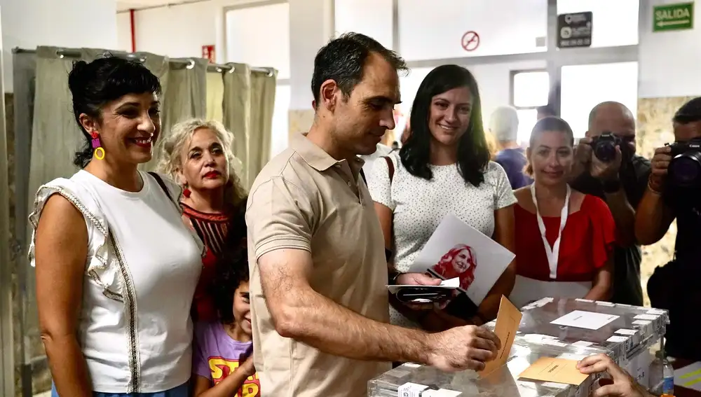 Toni Valero acude a votar