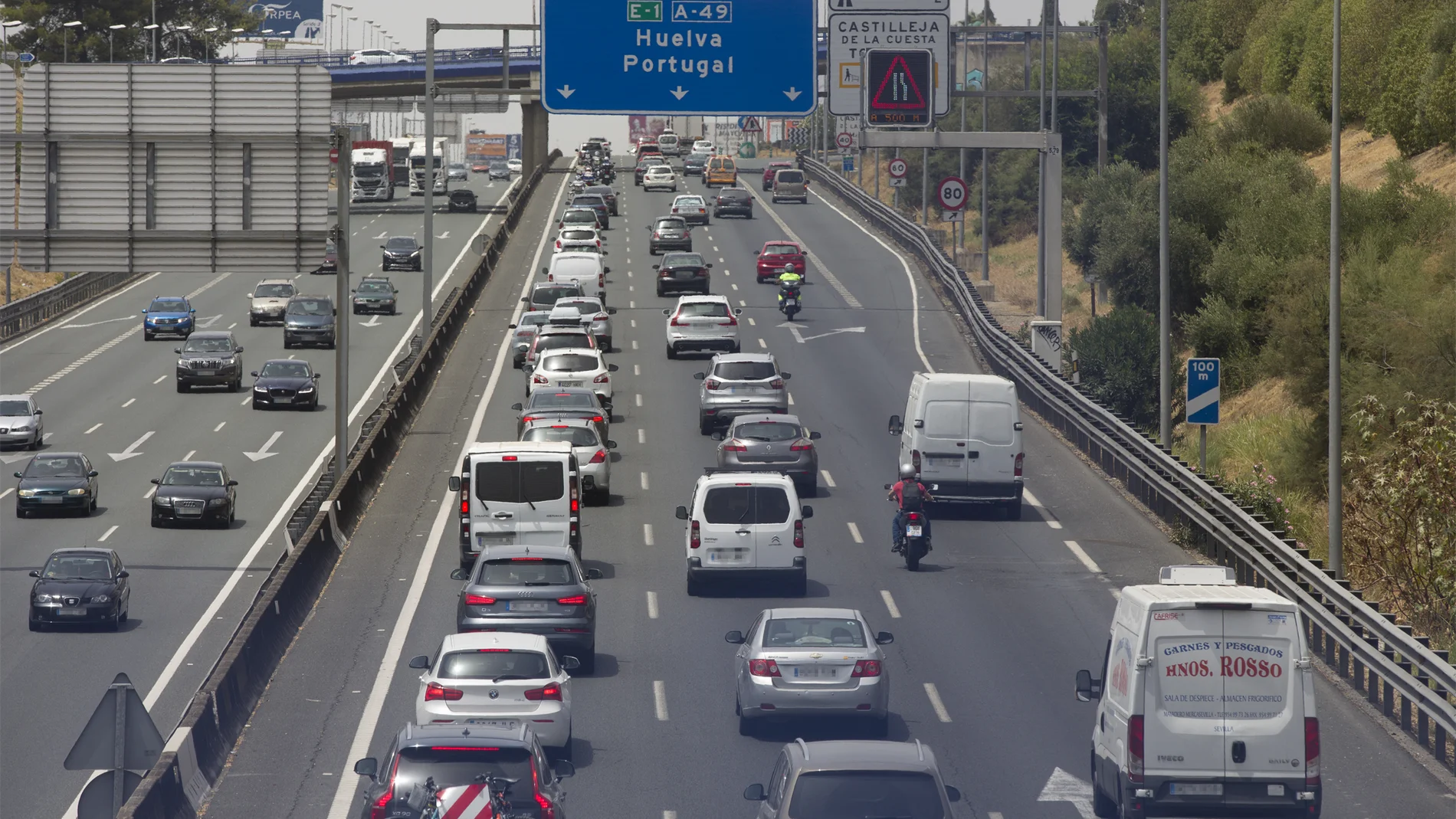 Retenciones de hasta diez kilómetros en varios puntos de la A-49 y la AP-4 sentido Sevilla