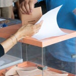 23J.- El Gobierno subraya la "absoluta normalidad" en la apertura de los colegios: "El sistema funciona perfectamente"